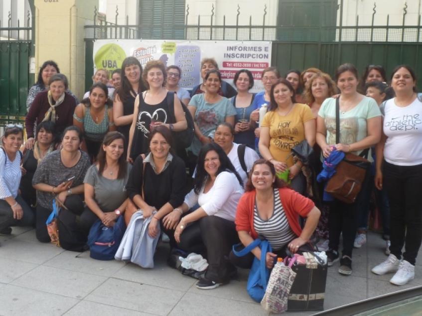 Lourdes, coordinadora del Programa Familia Educadora con las participantes.